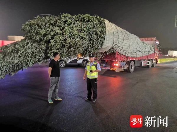 🦄九游娱乐(China)官方网站执勤警力当行将其拦下查验-九游娱乐(China)官方网站